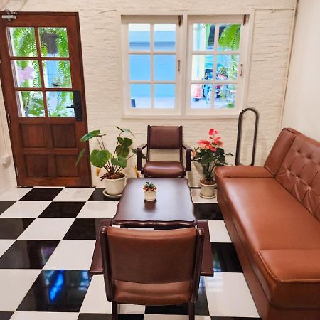 Noir Cafe And Hostel Chinatown Банкок Екстериор снимка