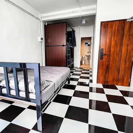 Noir Cafe And Hostel Chinatown Банкок Екстериор снимка