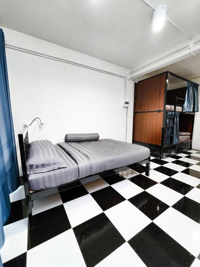 Noir Cafe And Hostel Chinatown Банкок Екстериор снимка