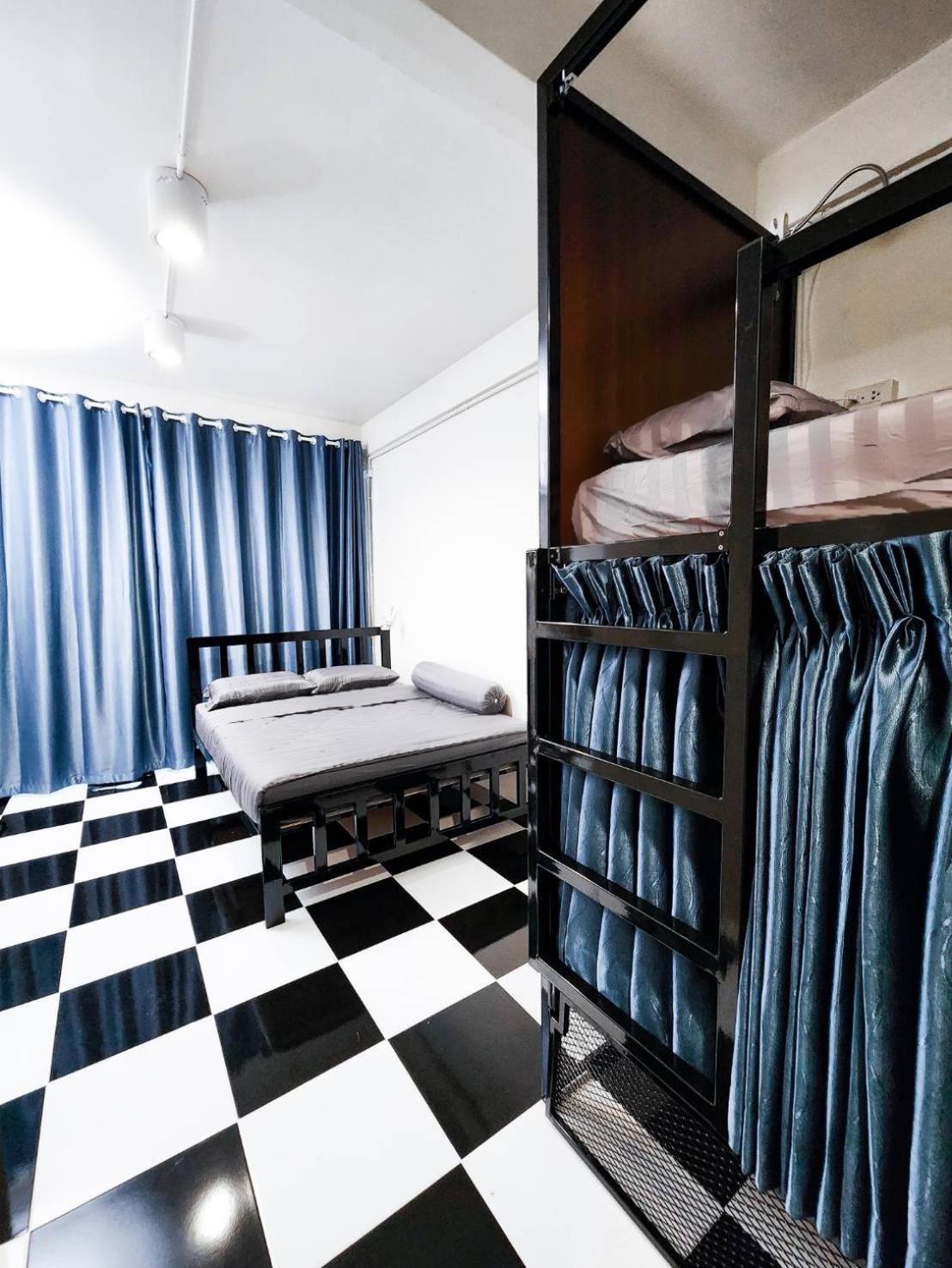 Noir Cafe And Hostel Chinatown Банкок Екстериор снимка