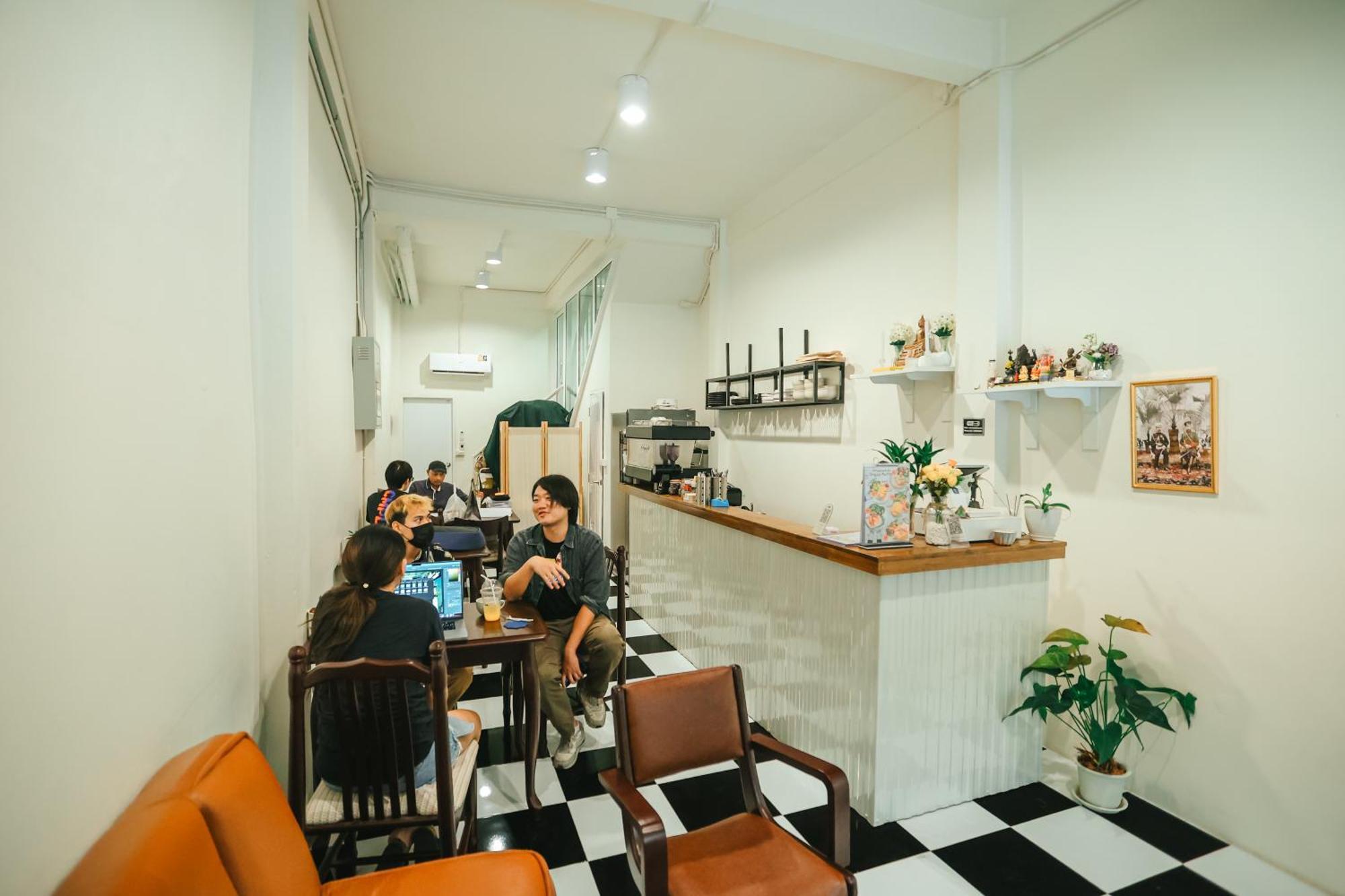 Noir Cafe And Hostel Chinatown Банкок Екстериор снимка