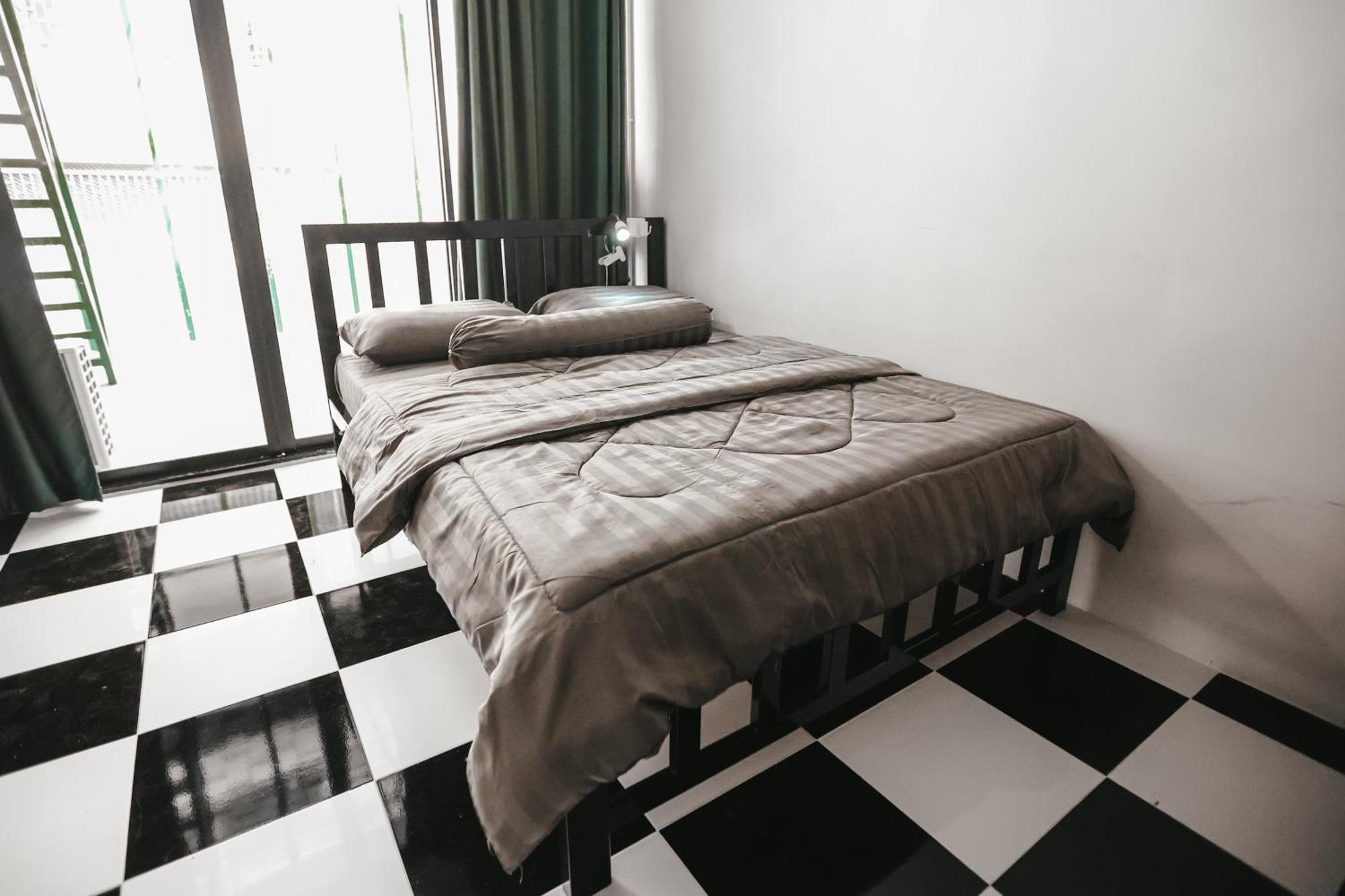 Noir Cafe And Hostel Chinatown Банкок Екстериор снимка
