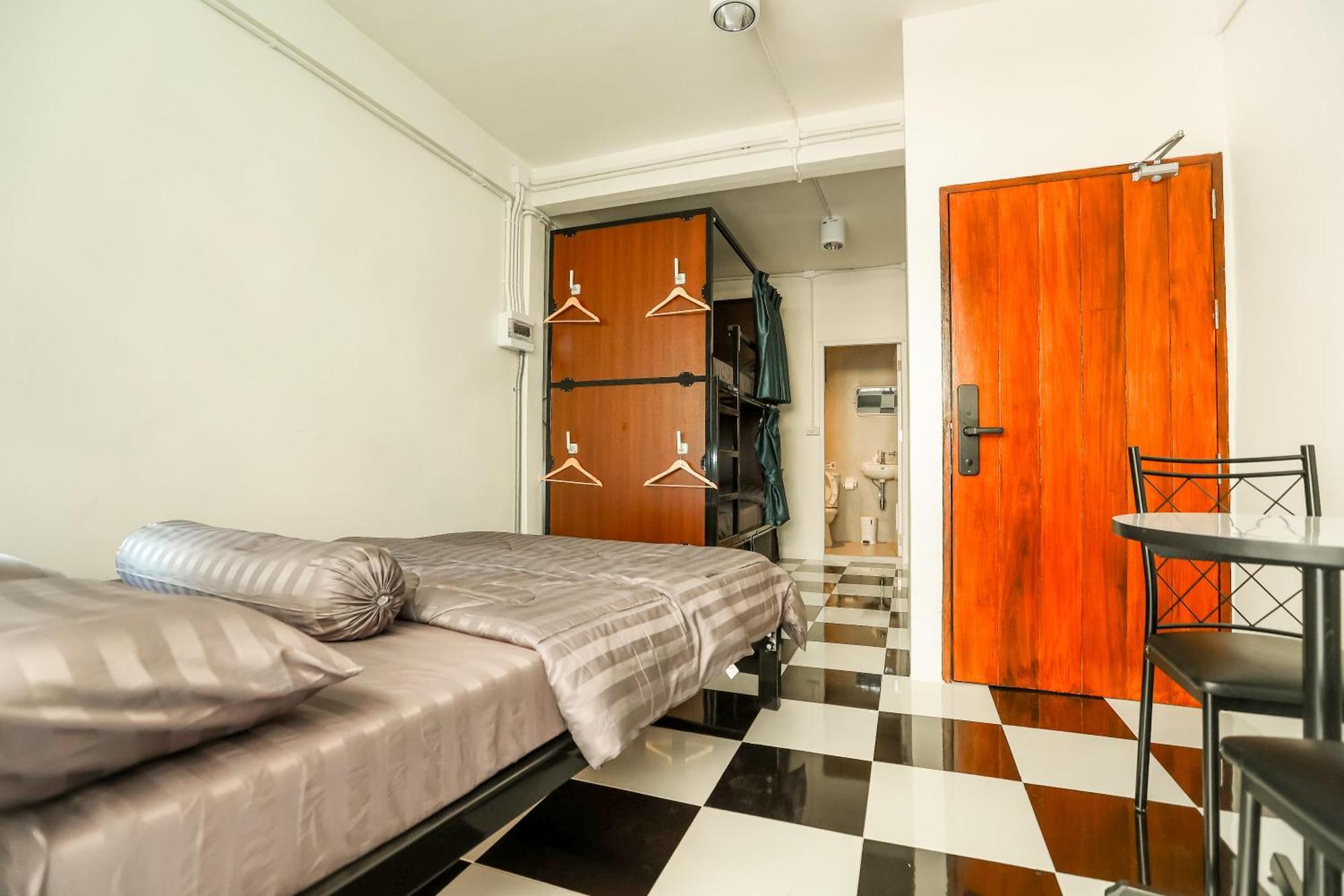 Noir Cafe And Hostel Chinatown Банкок Екстериор снимка