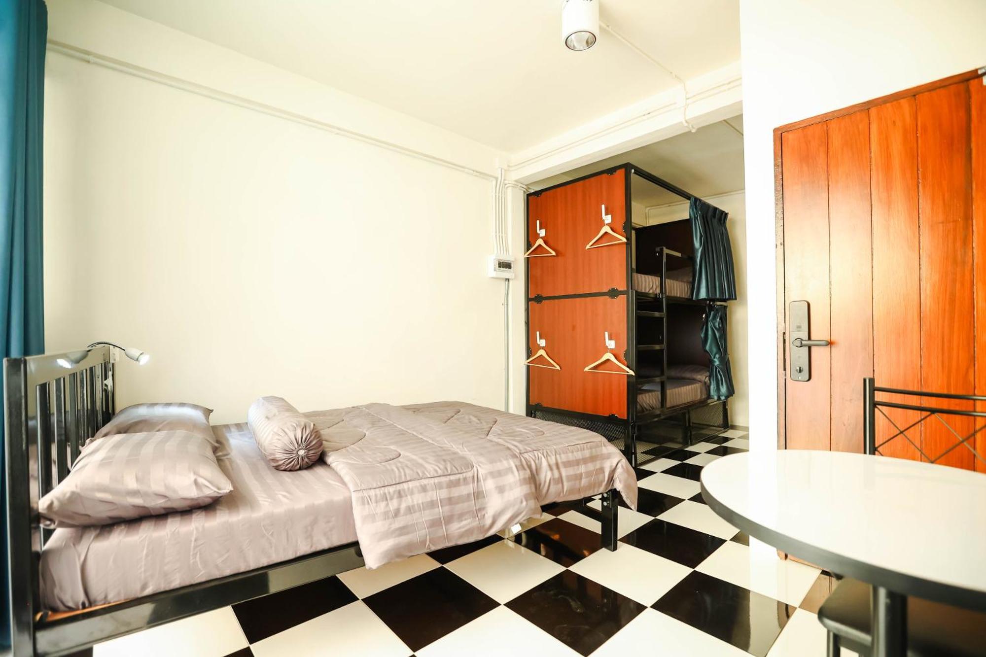 Noir Cafe And Hostel Chinatown Банкок Екстериор снимка