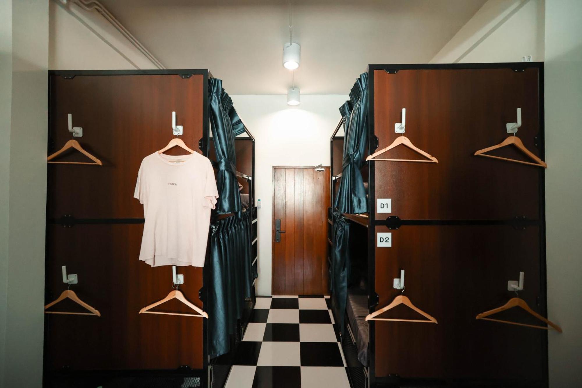 Noir Cafe And Hostel Chinatown Банкок Екстериор снимка