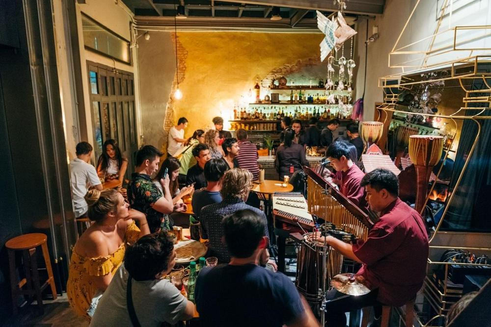 Noir Cafe And Hostel Chinatown Банкок Екстериор снимка