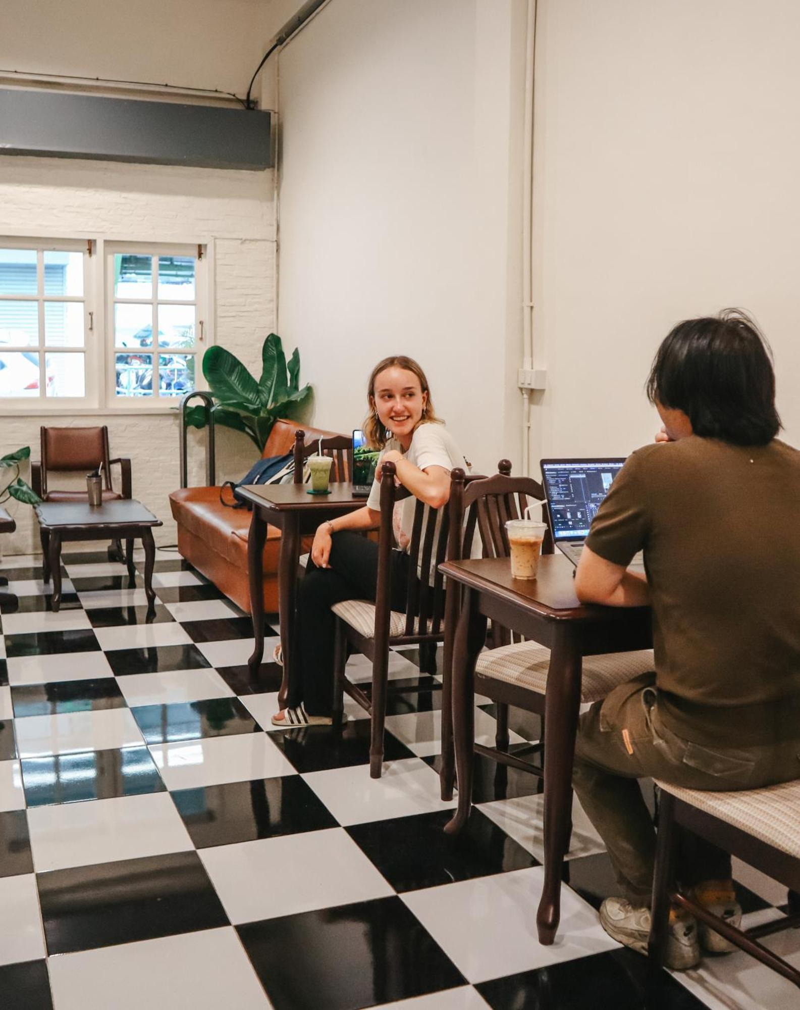 Noir Cafe And Hostel Chinatown Банкок Екстериор снимка