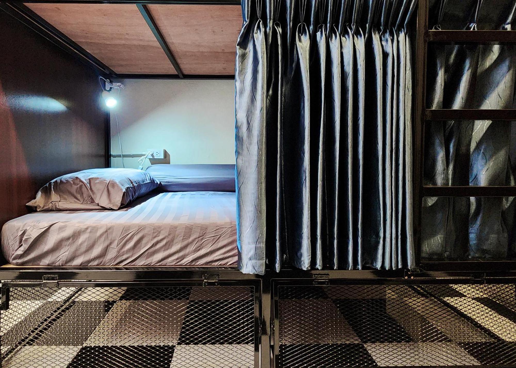 Noir Cafe And Hostel Chinatown Банкок Екстериор снимка