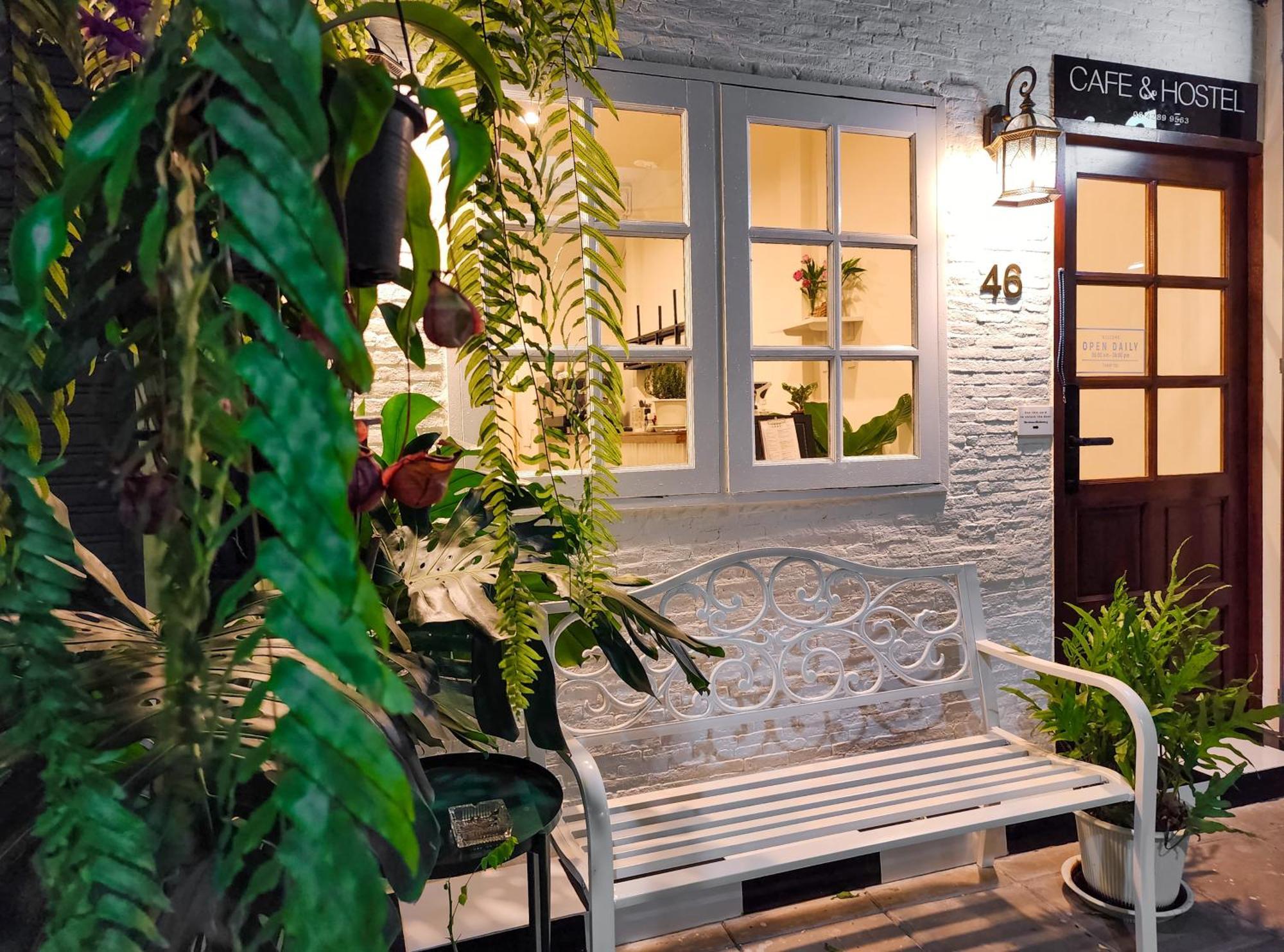 Noir Cafe And Hostel Chinatown Банкок Екстериор снимка