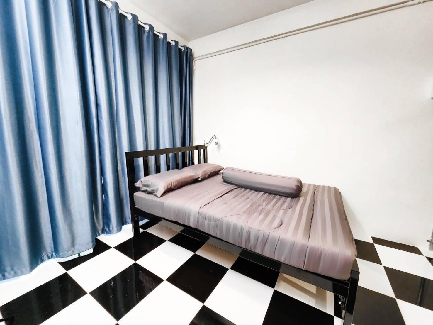Noir Cafe And Hostel Chinatown Банкок Екстериор снимка