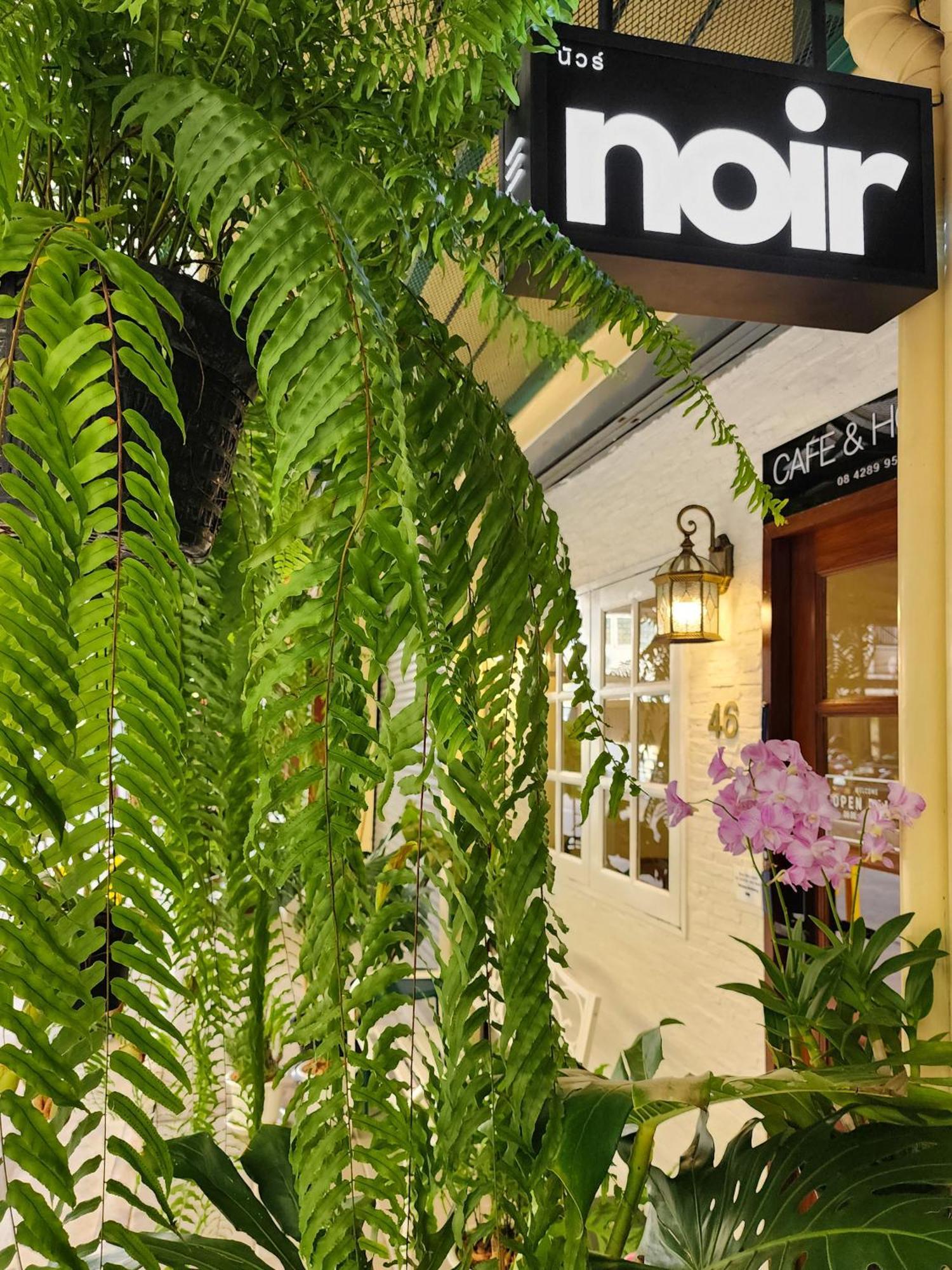 Noir Cafe And Hostel Chinatown Банкок Екстериор снимка