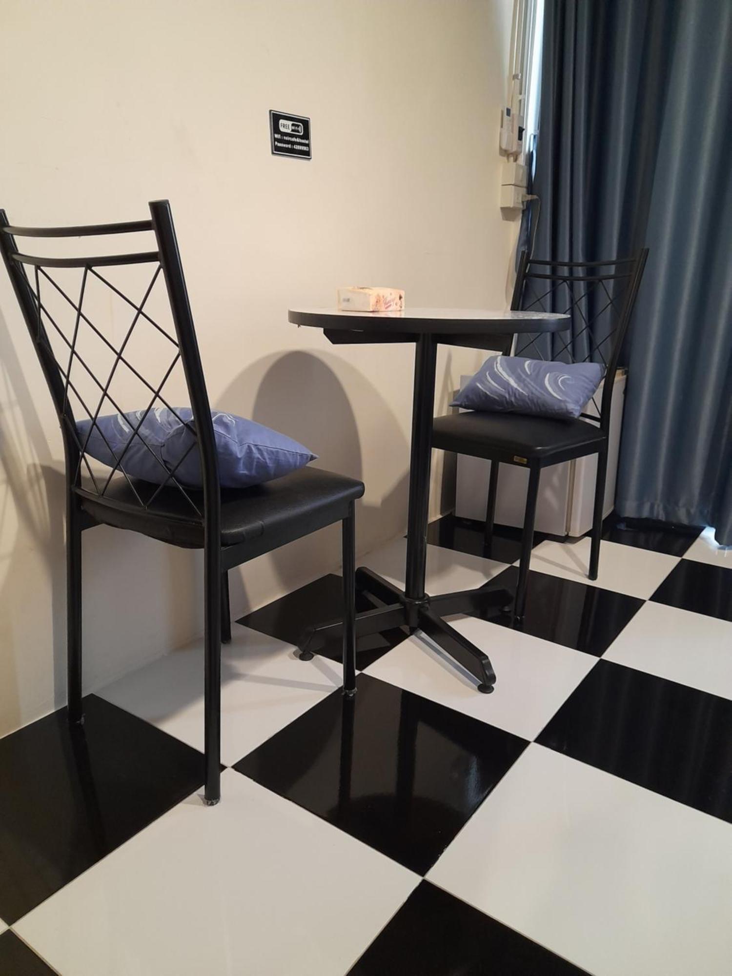 Noir Cafe And Hostel Chinatown Банкок Екстериор снимка
