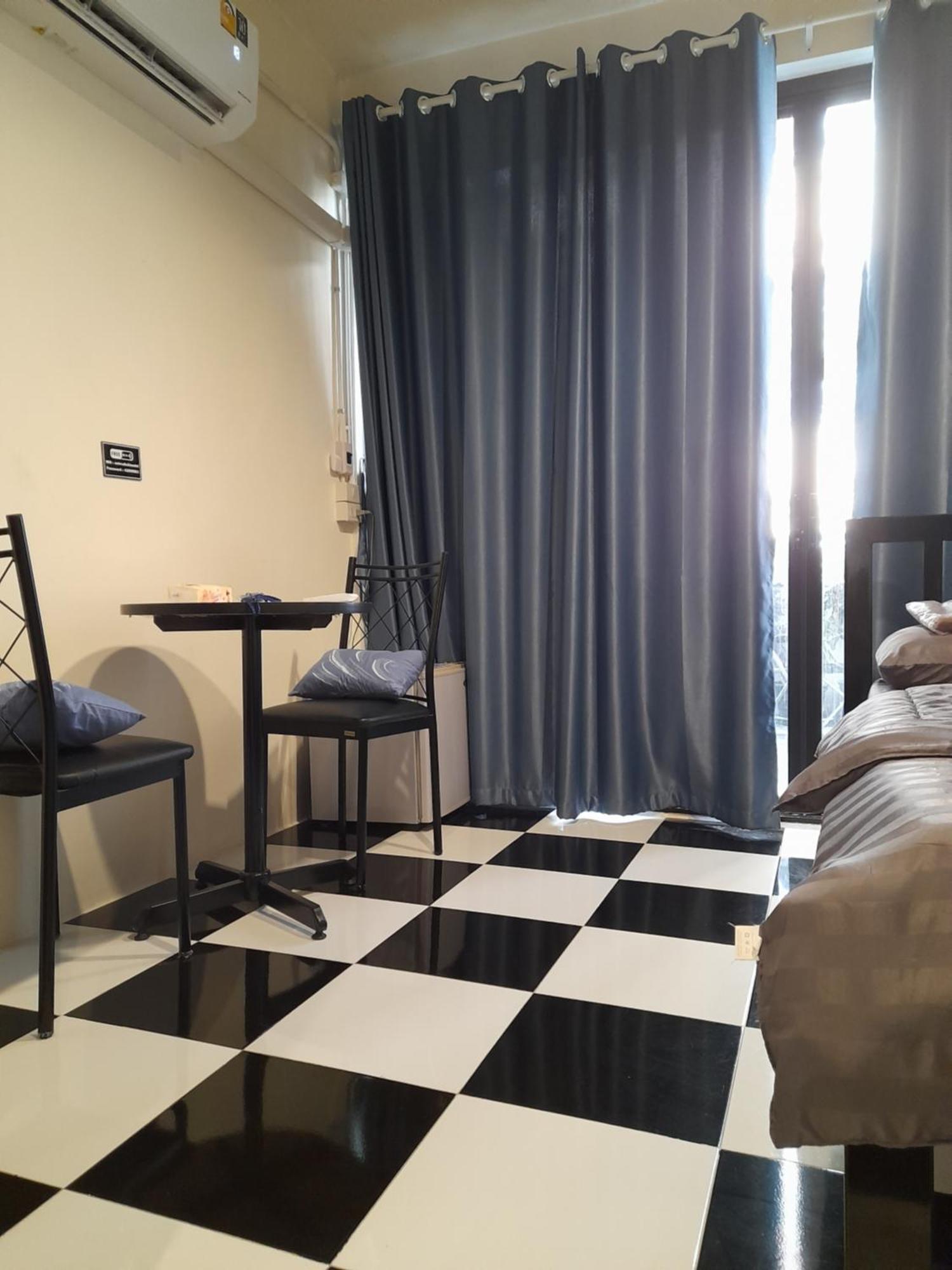 Noir Cafe And Hostel Chinatown Банкок Екстериор снимка